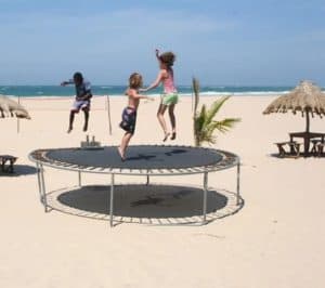 enfants sur trampo sur une plage