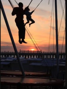 parent et enfant sur trampoline à elastique