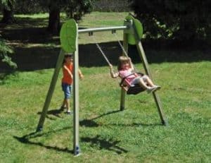 deux enfants jouant à la balançoire