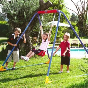 3 enfants qui jouent à la balançoire