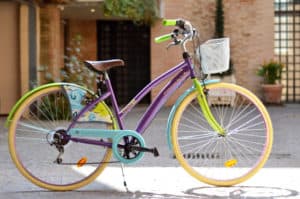 vélo de ville multicolore