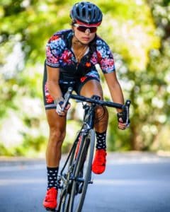 femme en tenue de cycliste en été