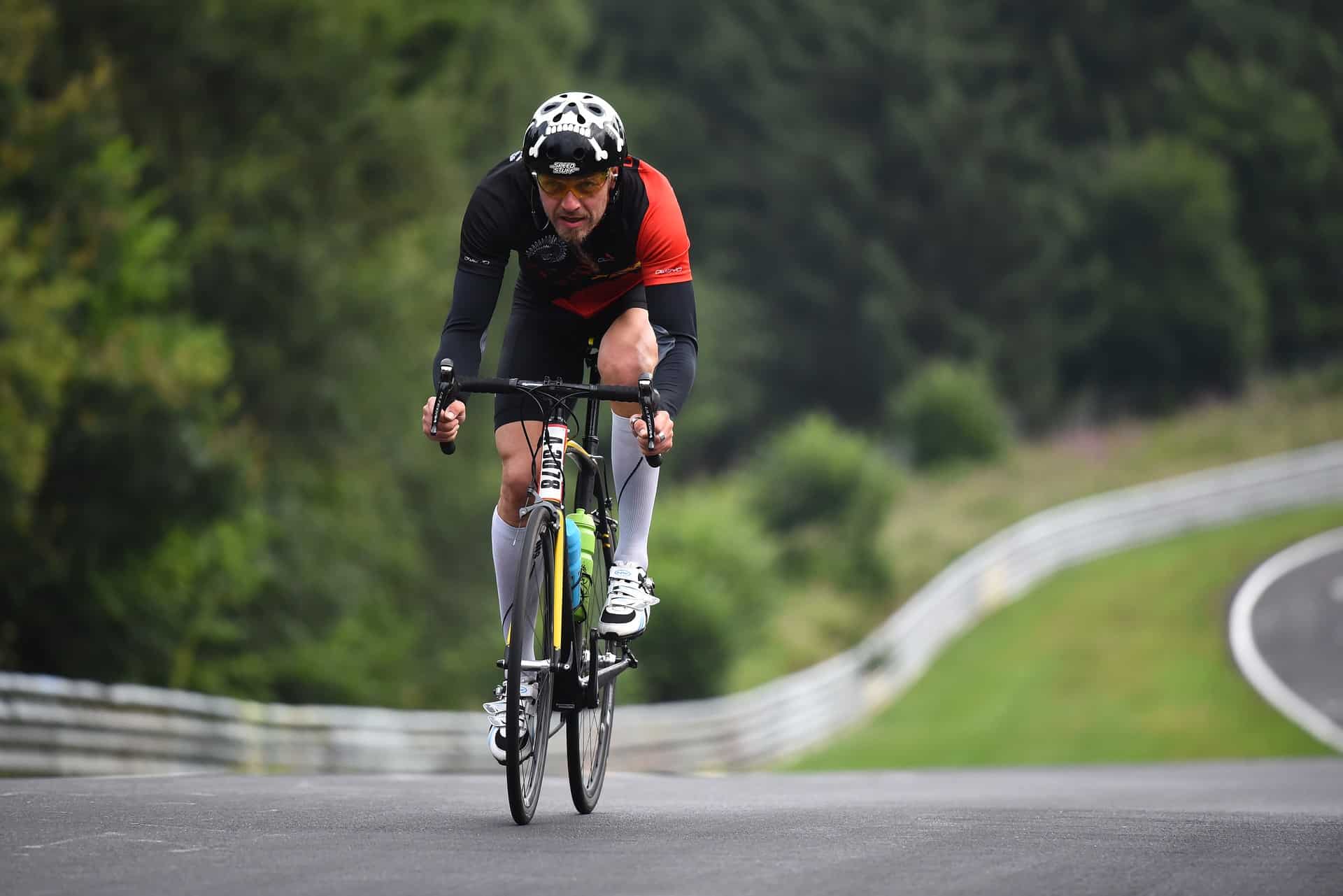 cycliste avec vêtements de vélo de route