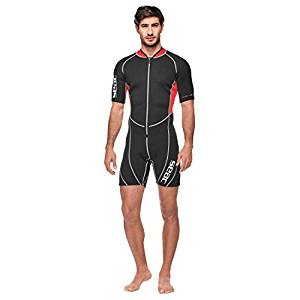 Homme avec combinaison shorty noir et rouge