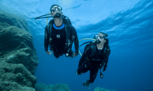 deux plongeurs sous mer avec leur montre