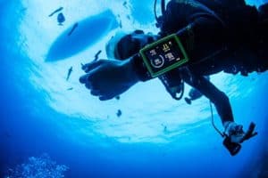 Plongeur en action avec un ordinateur de plongée