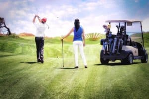 couple jouant au golf en été