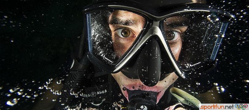 visage et masque d'un plongeur sous marin en gros plan