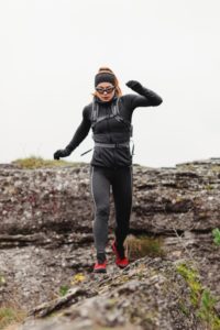 Femme faisant un trail en montagne