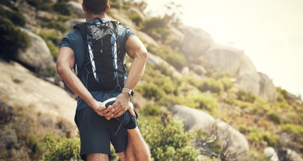 Homme s'étirant après la course en observant le paysage