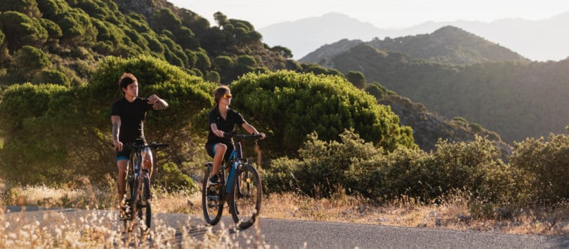 couple roulant en vélo électrique dans la nature