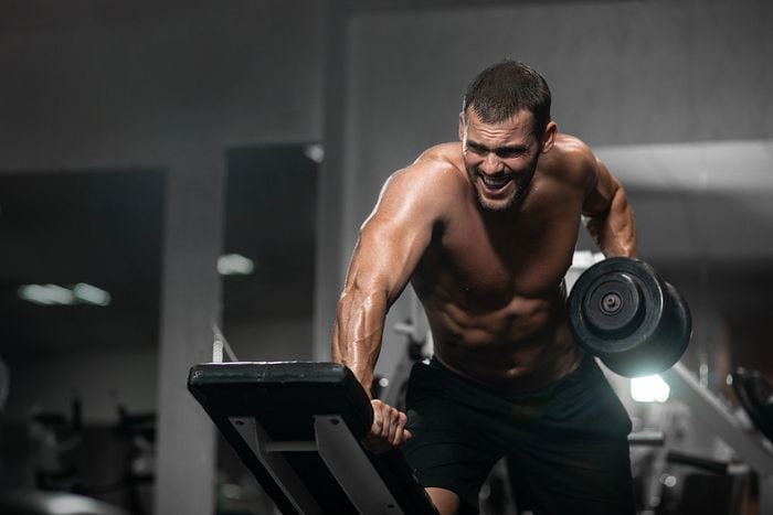 homme qui soulève de la fonte à la salle de sport