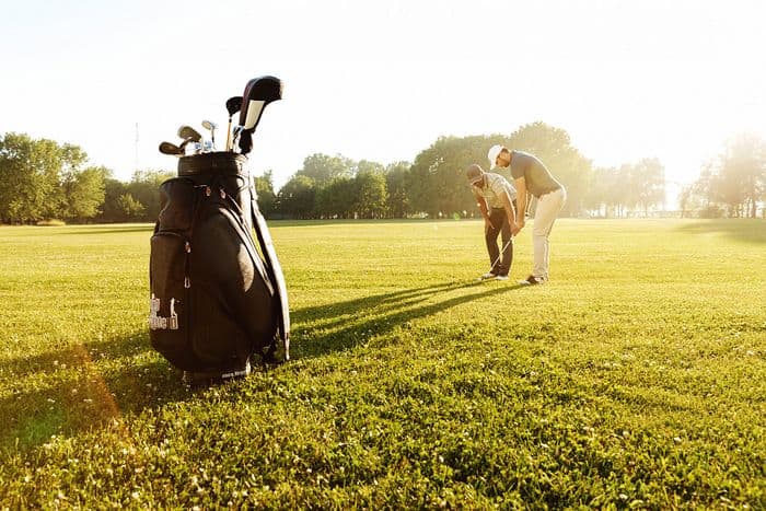 amis jouant au golf sous le soleil