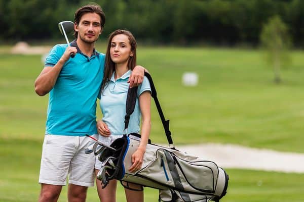 couple qui joue au golf